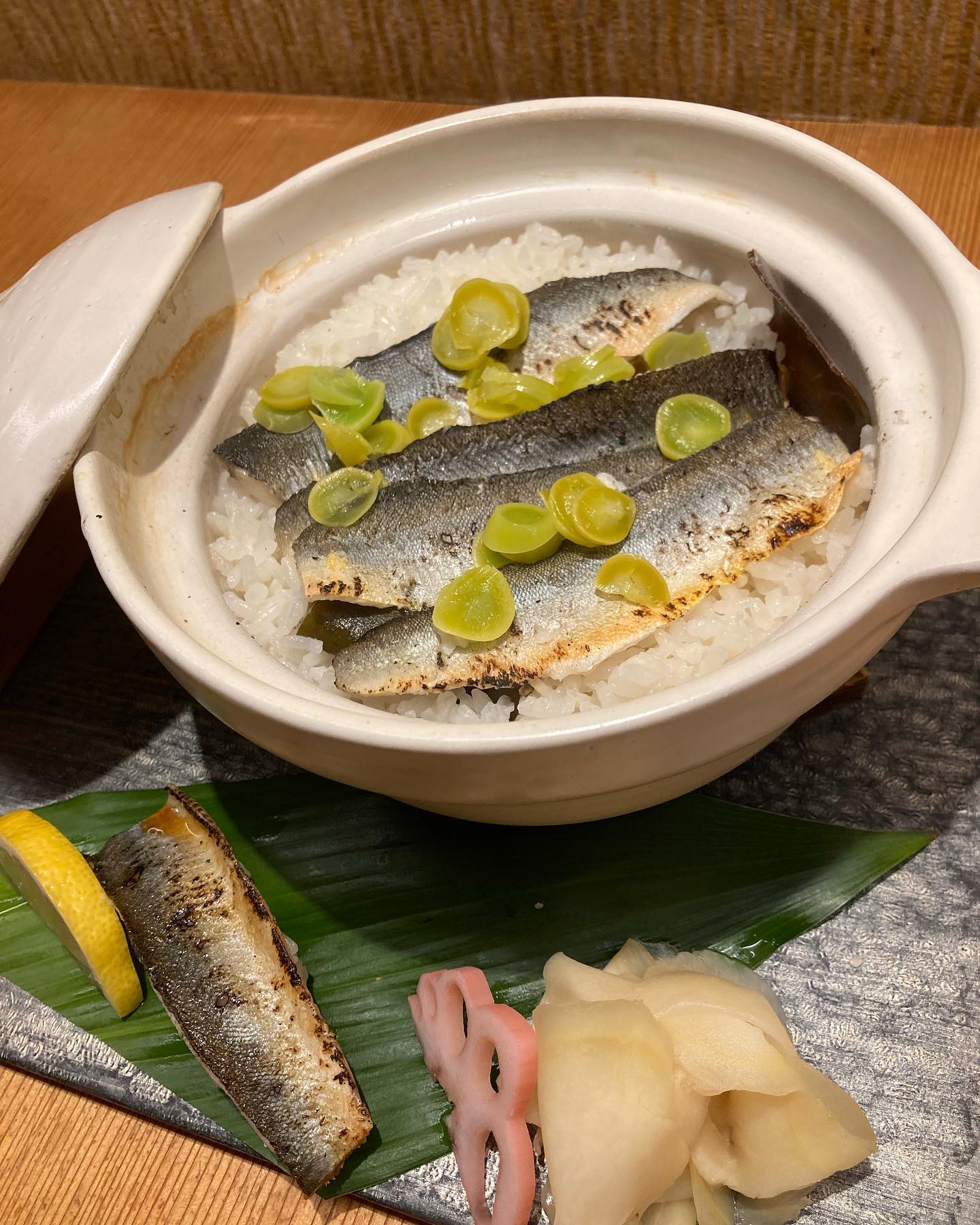 鮎の土鍋炊き込みご飯とにぎり鮨